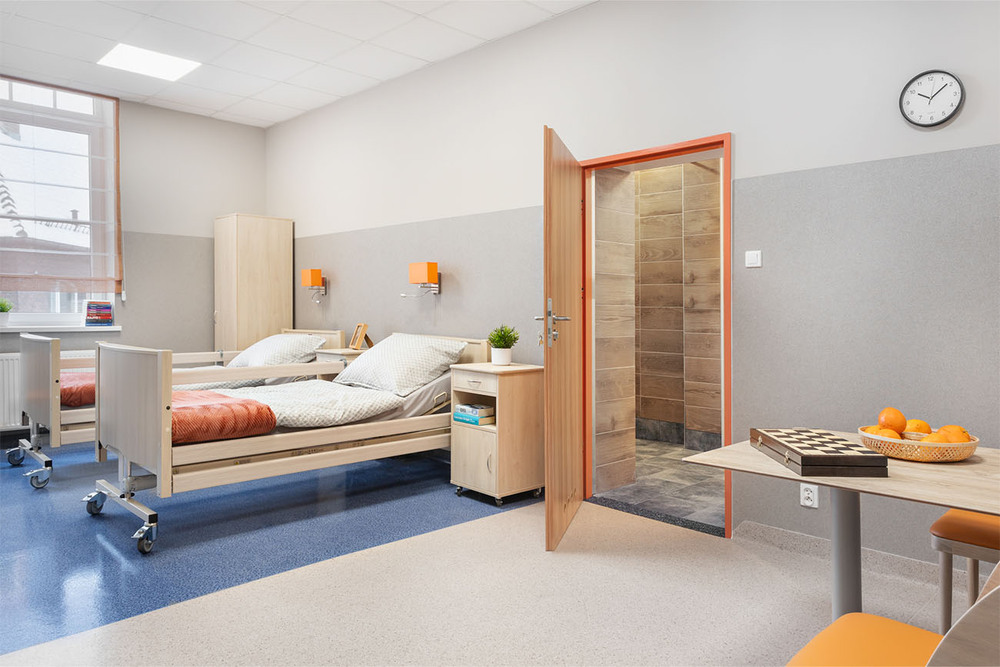 Pokoje mieszkańców Pogodnego Domu Seniora w Chorzowie wyposażone są w specjalistyczne łóżka medyczne zapewniające pensjonariuszom maksimum komfortu