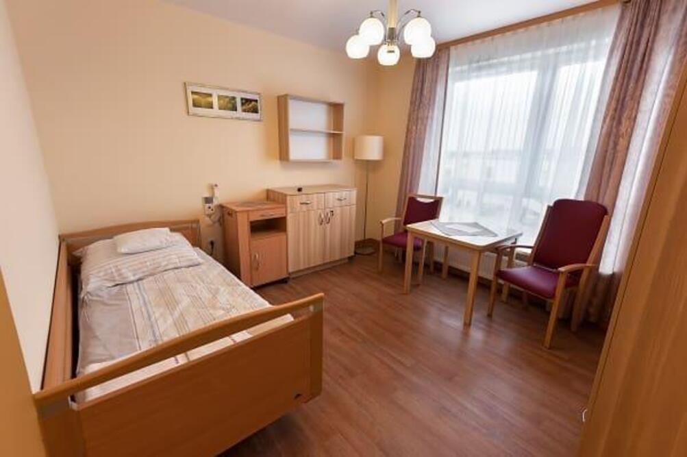 Pokoje mieszkalne w Domu Opieki „Senior Residence” w Katowicach wyposażone są w liczne udogodnienia