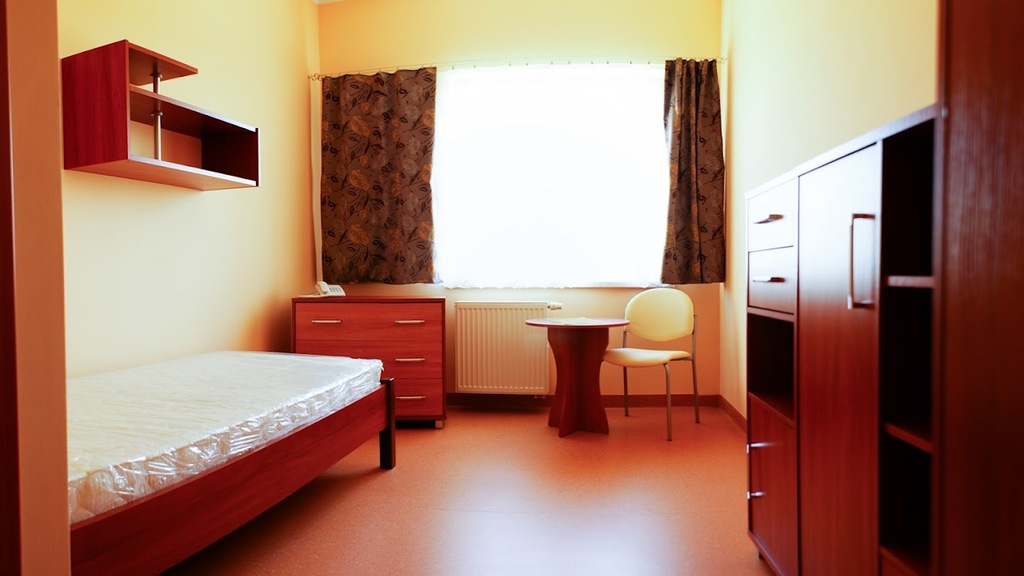 Pensjonat Seniora „Pogodna Jesień” w Tarnowskich Górach Ośrodek dba o komfort i bezpieczeństwo swoich podopiecznych - na zdjęciu jeden z pokoi mieszkalnych