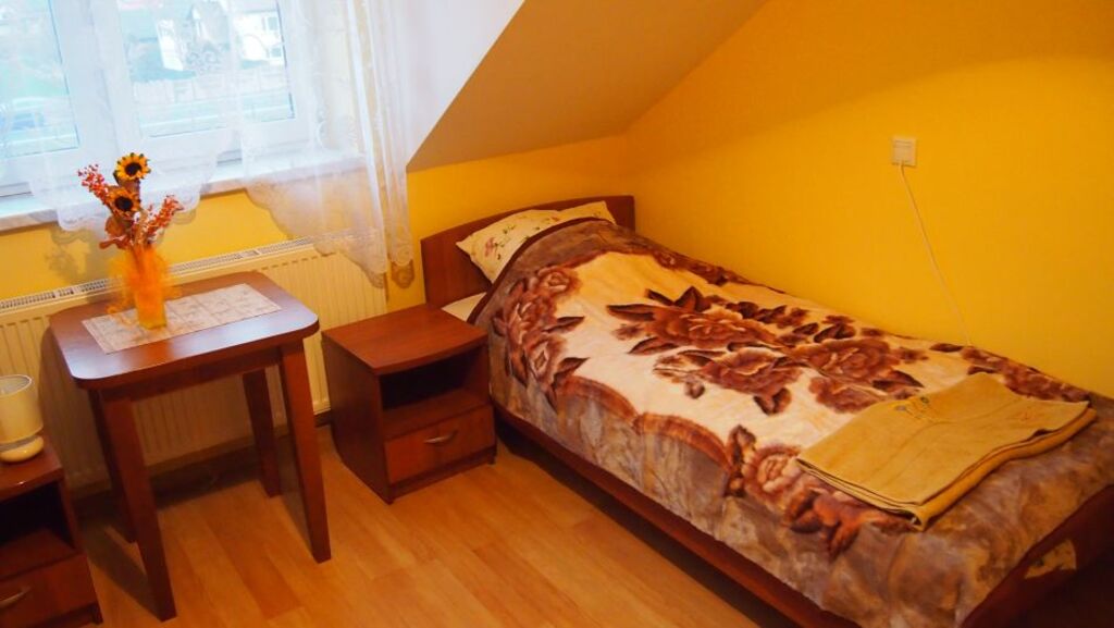 Pokoje mieszkalne w Domu Spokojnej Starości „Złote Liście” w Zarzeczu  są niewielkie, ale przytulne i funkcjonalnie urządzone