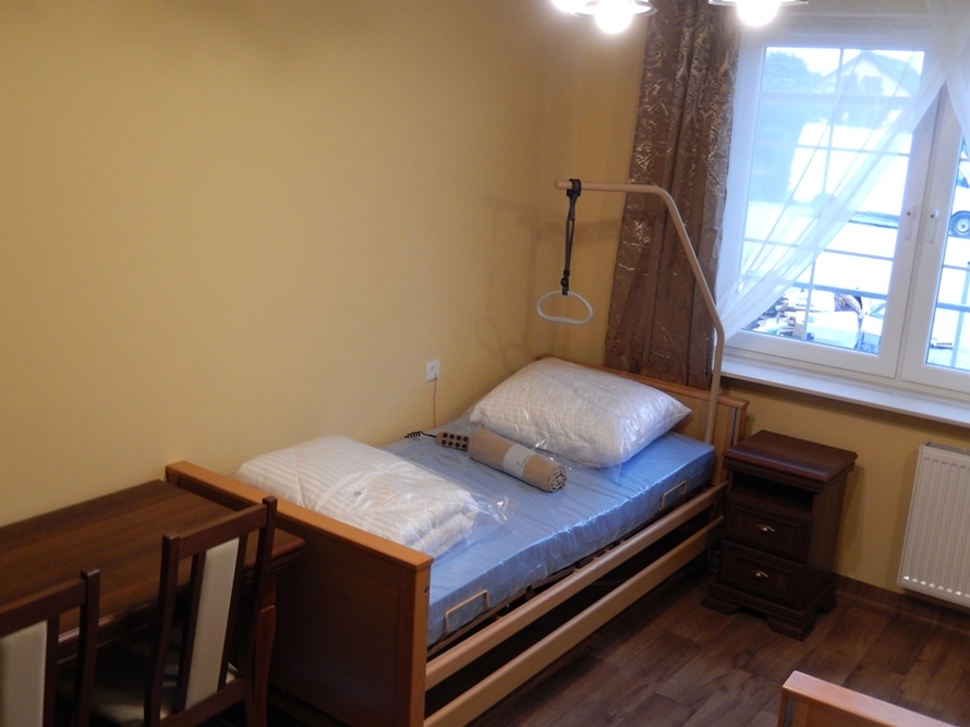 W pokojach Domu Opieki „Willa Seniorówka” w Strzelcach znajdują się nowoczesne meble i sprzęty