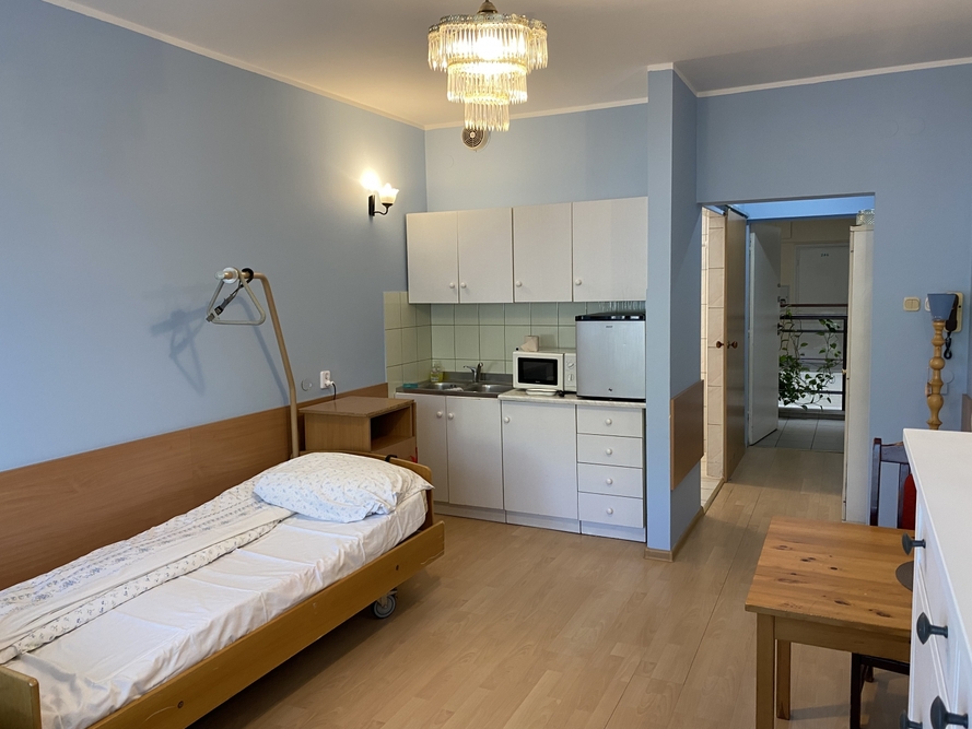 Dom Opieki „Złota Jesień” w Gdańsku dysponuje pokojami wyposażonymi w łazienkę i aneks kuchenny