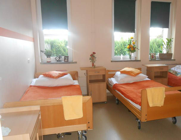 Pokoje mieszkalne w Domu Opieki „Promyk” w Pietrowicach Wielkich są jasne i schludne - personel każdego dnia dba o porządek