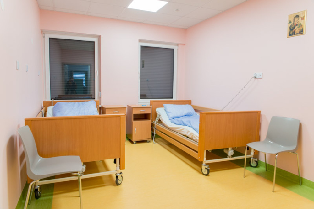 Jeden z pokoi 2-osobowych w Domu Opieki „Domowe Zacisze” w Kożuchowie
