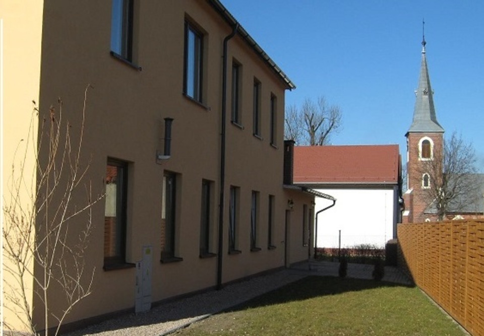 Dom Troskliwej Opieki „Santorius” w Rakoszycach znajduje się w sąsiedztwie kościoła