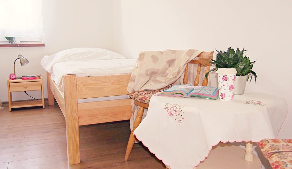 Pokoje w Domu Seniora „Sielsko Anielsko” w Sędzinie są jasne i przytulne - wszystko po to, by seniorzy mogli poczuć się w nich ,,jak u siebie"