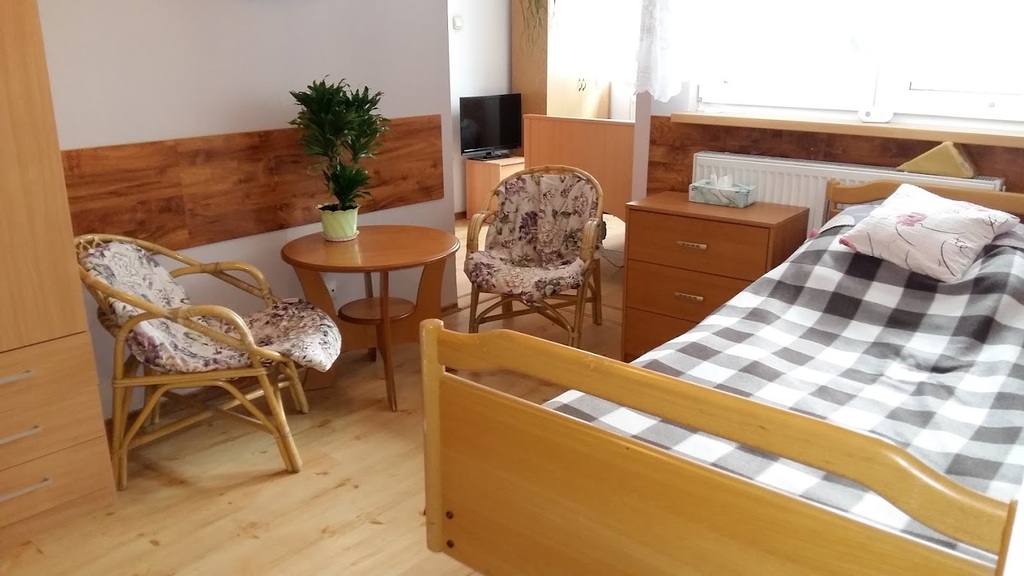 W pokojach na terenie Domu Opieki „Malwa” w Ornontowicach znajduje się telewizor i niewielki kącik wypoczynkowy
