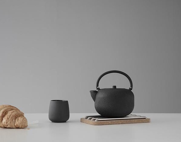 Dzbanek do zaparzania herbaty Saga na stole