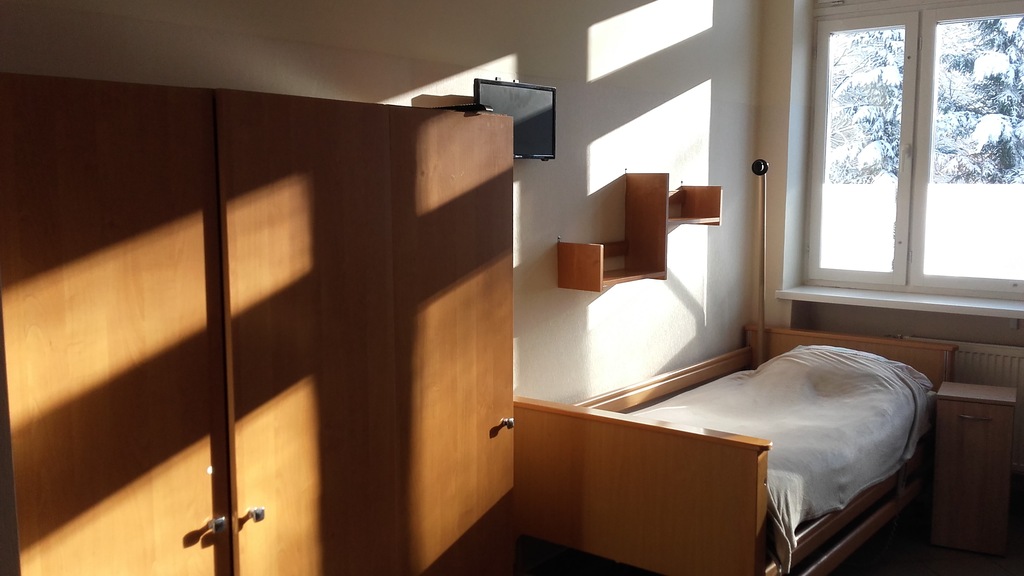 Pokoje w Placówce Całodobowej Opieki „Róża” w Boguszowej wyposażone są w specjalistyczne łóżka medyczne