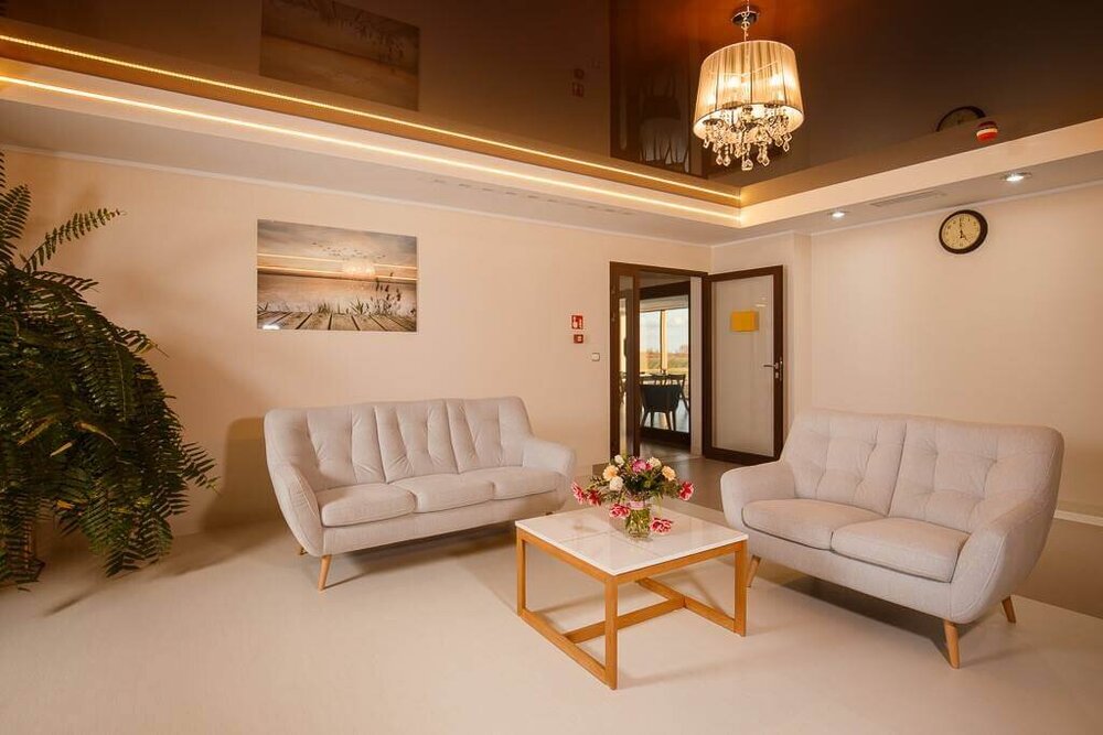 Na terenie Dom Seniora „Jagatowe Wzgórze” w Jagatowie znajduje się kilka przytulnych pomieszczeń, w których seniorzy mogą spędzać czas wspólnie