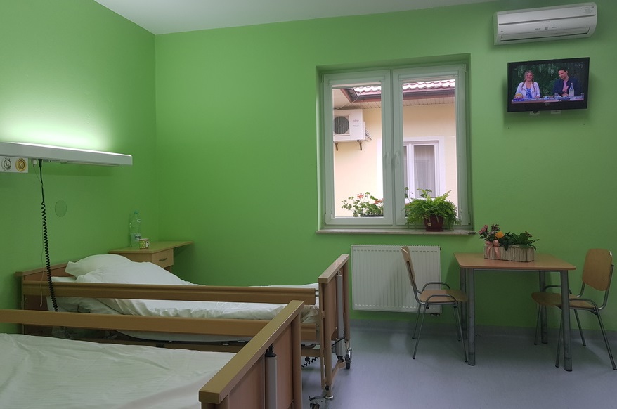 W pokojach seniorów w Domu Opieki „Leśniówka” w Turzy znajduje się system przyzywo-alarmowy, który umożliwia szybkie wezwanie pomocy w nagłych wypadkach