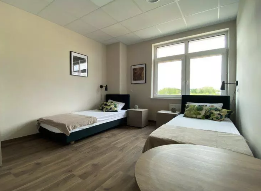 Pokoje w Domu Seniora „Forest” w Sobolewie są jasne, schludne oraz wyposażone w eleganckie, nowoczesne meble