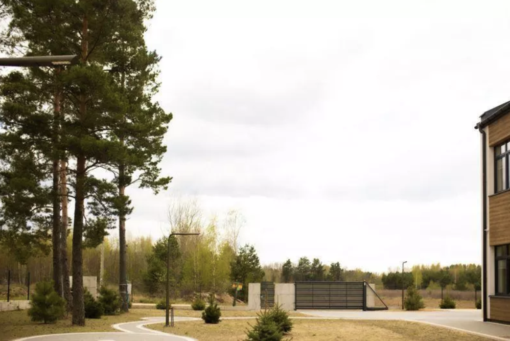 Dom Seniora „Forest” w Sobolewie znajduje się na ogrodzonej działce, pod lasem