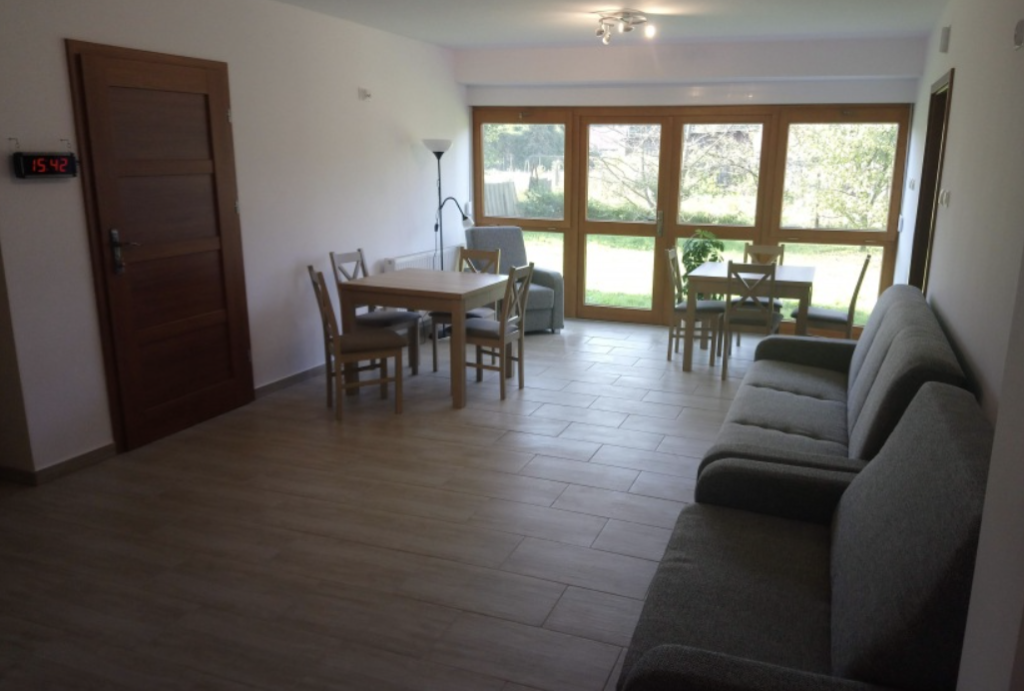 Na terenie Domu Kwitnącej Jesieni w Starym Lesie znajdują się pomieszczenia ogólnodostępne, takie jak salon z wyjściem do ogrodu