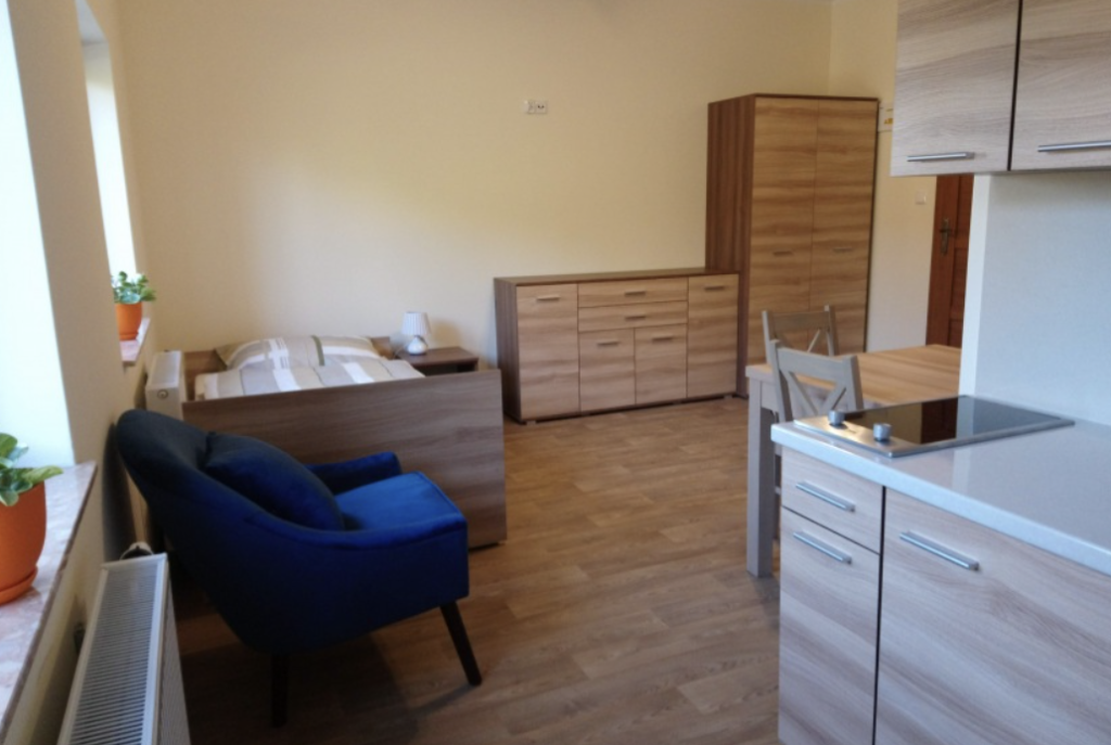 Pokoje w Domu Kwitnącej Jesieni w Starym Lesie są w pełni umeblowane i pomalowane na neutralne kolory