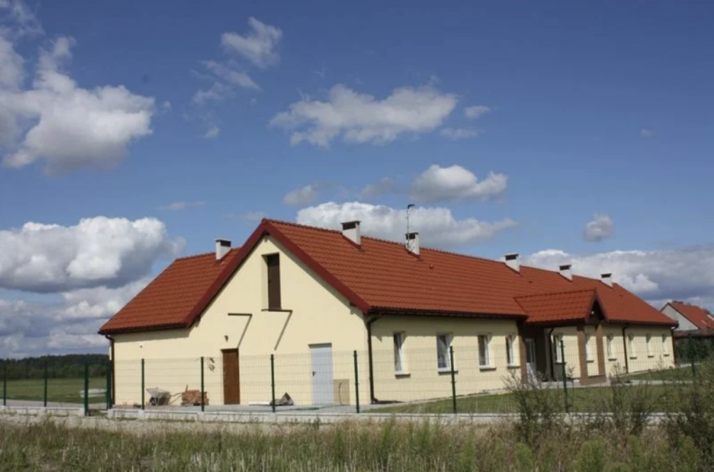 Teren Całodobowego Domu Opieki „Na Zaciszu” w Krynicznie jest ogrodzony, dzięki czemu seniorzy mogą czuć się bezpiecznie