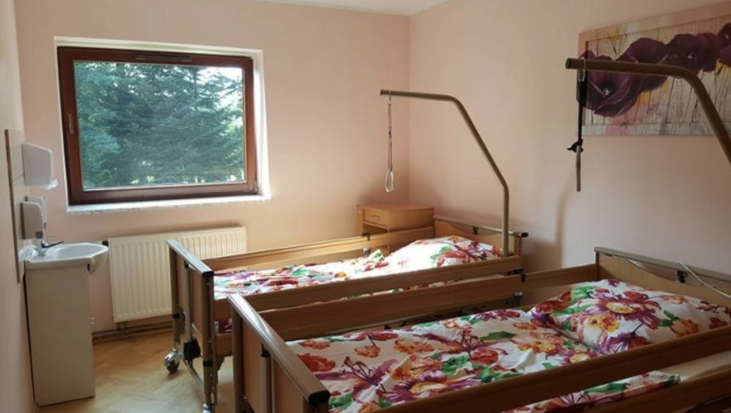 Całodobowy Dom Opieki „Storczyk” w Jaworzu oferuje seniorom zakwaterowanie w pokojach z łazienkami