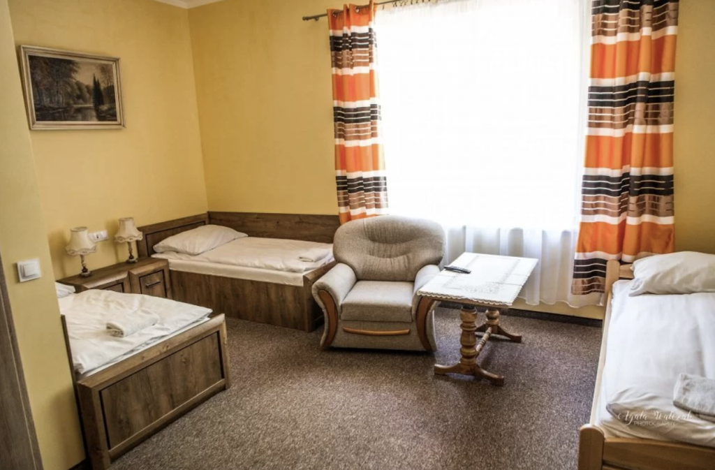 Jeden z pokoi 3-osobowych w Domu Seniora „Kama” w Latkowie