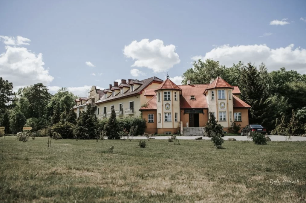 Domu Seniora „Kama” w Latkowie leży na terenie zabytkowego parku