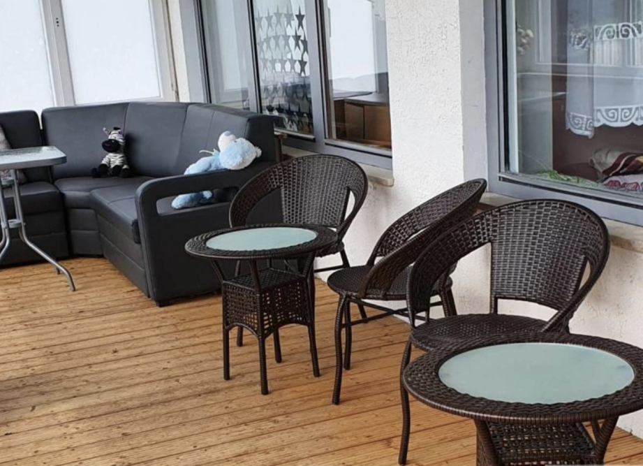 Przed Domem Seniora w Orlu znajduje się taras z wyjściem na ogród