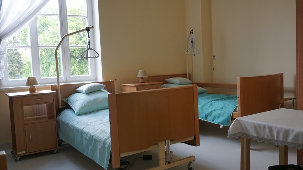 Pokoje w Domu Pomocy Społecznej w Nowogrodźcu wyposażone są w specjalistyczne łóżka rehabilitacyjne i instalację przywoławczą