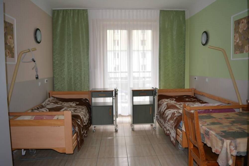 Pokoje mieszkalne w Domu Pomocy Społecznej „Syrena” w Warszawie wyposażone są w specjalistyczne łóżka rehabilitacyjne