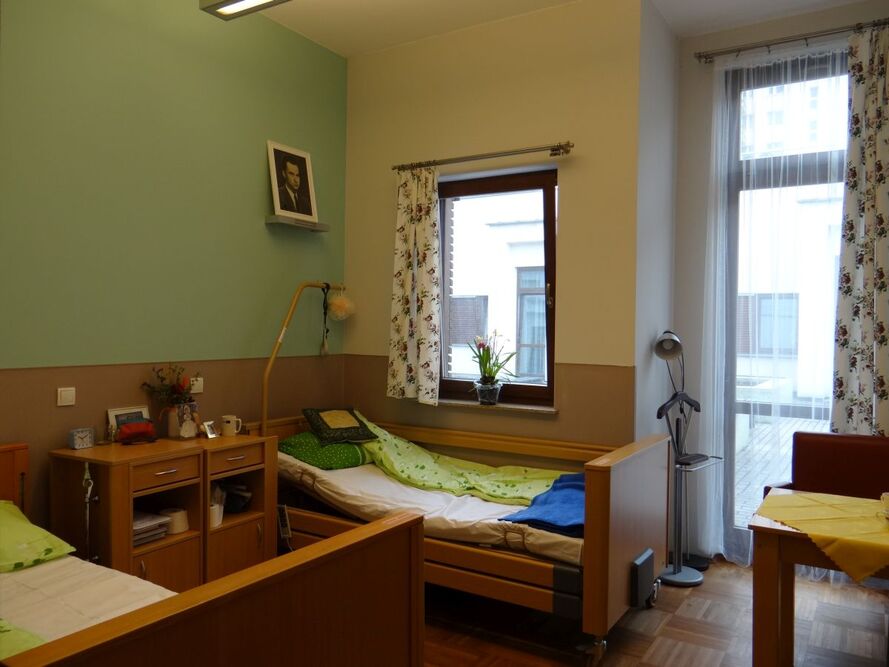 Pokoje mieszkalne w Centrum Alzheimera − Domu Pomocy Społecznej w Warszawie wyposażone są w niezbędne udogodnienia