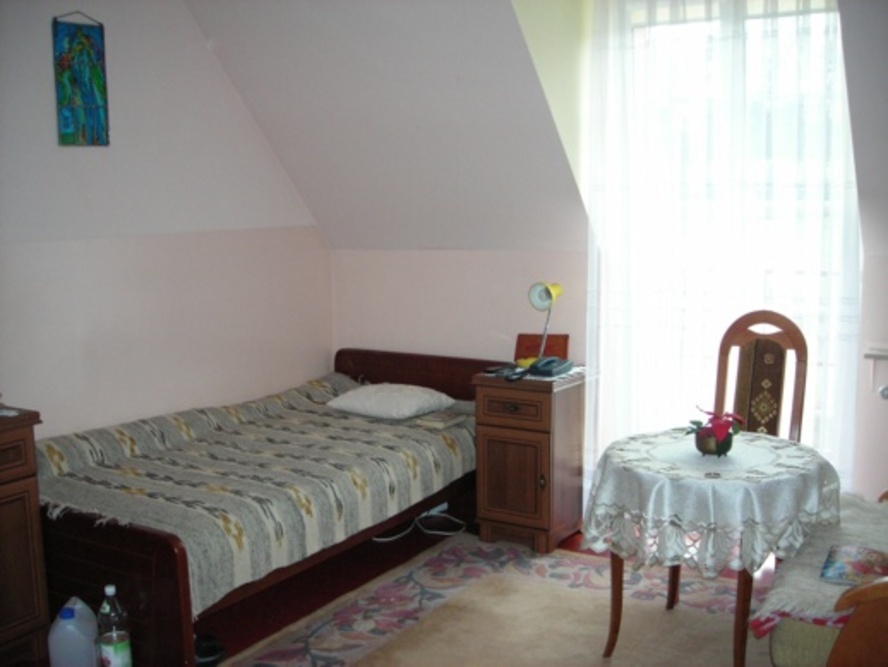 Pokoje w Domu Pomocy Społecznej p.w. św. Antoniego Zgromadzenia Sióstr Miłosierdzia św. Wincentego a Paulo w Częstochowie  są przytulne i estetycznie urządzone