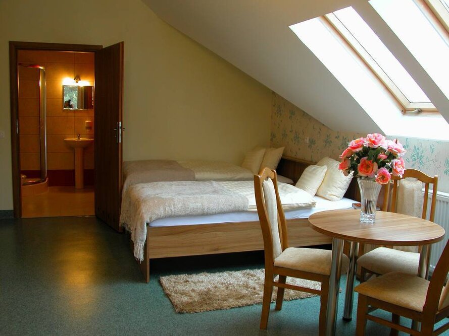 Każdy pokój w Domu Pomocy Społecznej „SADYBA” w Skwirzowej ma dostęp do prywatnej łazienki - to tylko jedno z wielu udogodnień