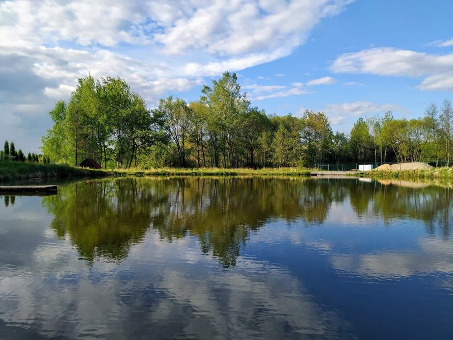 Dom Pomocy Społecznej „SADYBA” w Skwirzowej leży na sporych rozmiarów działce - z lasem, stawem i terenami rekreacyjnymi
