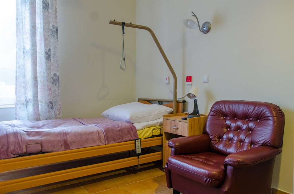 Pokoje w Domu Seniora w Kijance wyposażone są w wygodne i funkcjonalne meble