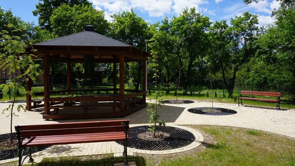 Ogród przed Domem Pomocy Społecznej w Nowogrodźcu