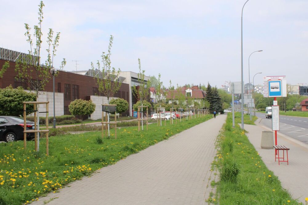 Przed Centrum Alzheimera − Domem Pomocy Społecznej w Warszawie znajduje się przystanek autobusowy