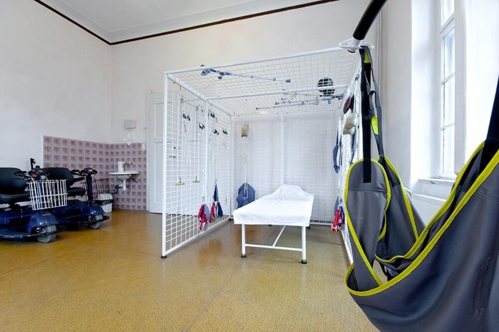 Na terenie Zakładu Opiekuńczo-Leczniczego w Rościszowie znajduje się odpowiednio wyposażona sala do rehabilitacji ruchowej