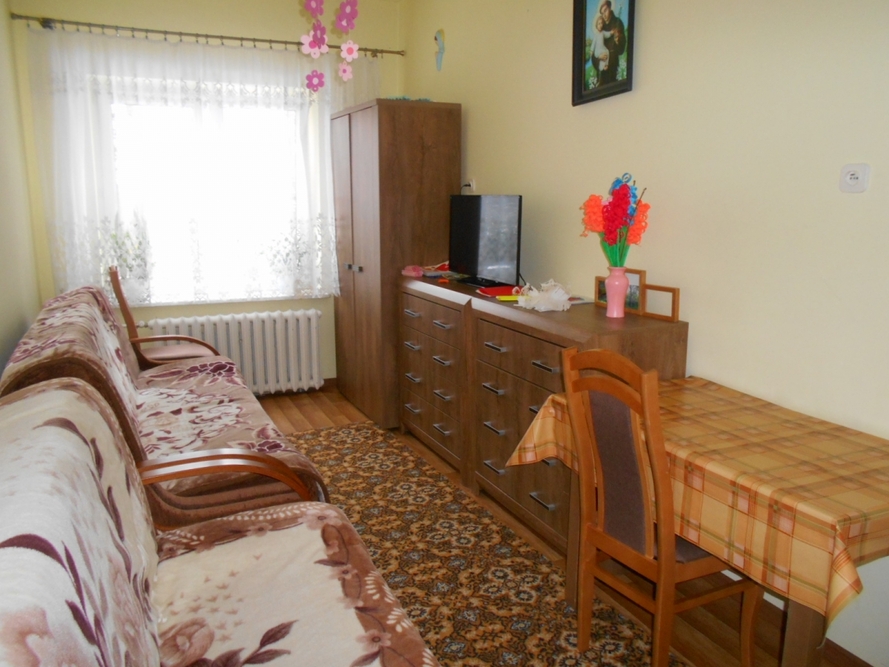 Pokoje w Domu Pomocy Społecznej w Nowym Mieście nad Pilicą są schludne i wyposażone w niezbędne sprzęty