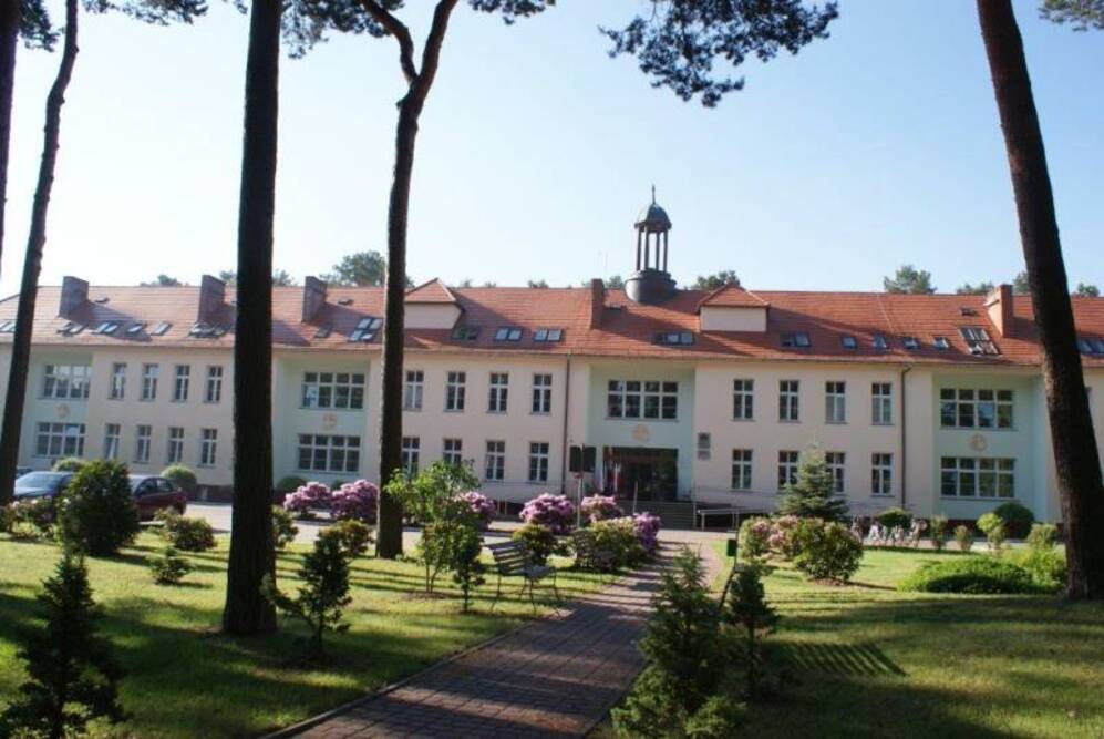 Dom Pomocy Społecznej w Bornem Sulinowie usytuowany jest na zielonej działce - z ławeczkami i ścieżkami spacerowymi