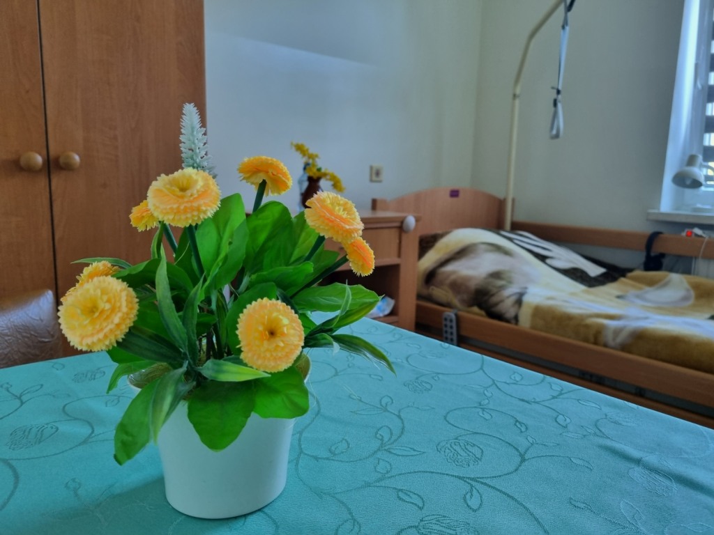 Pokoje w Domu Pomocy Społecznej w Wolsztynie są urządzone w ,,domowy" sposób, dzięki czemu seniorzy mogą czuć się w nich pewnie i bezpiecznie