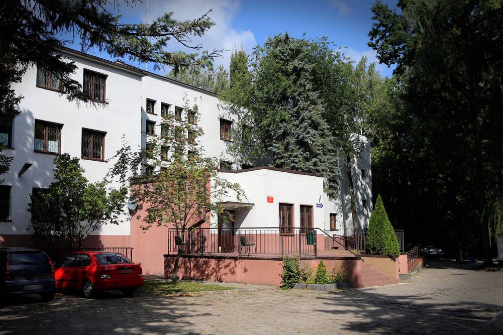 Dom Pomocy Społecznej w Łodzi  obejmuje kilka budynków - na terenie działki znajduje się także parking