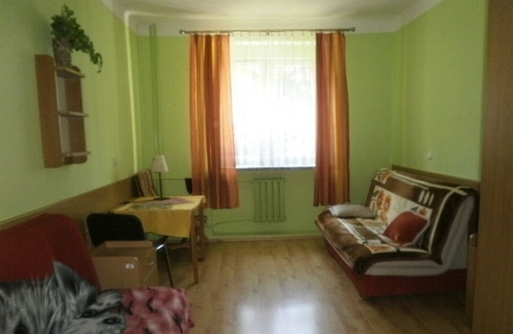 Pokoje mieszkalne w Domu Pomocy Społecznej „Leśny” w Warszawie wyposażone są  wersalki, stolik z krzesłami oraz pojemną szafę na ubrania