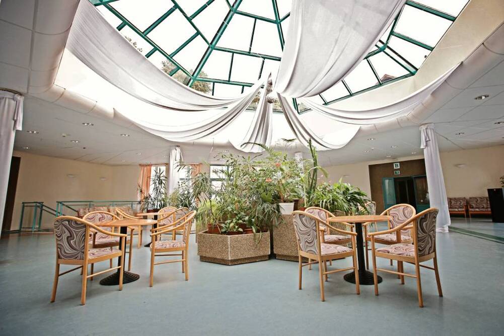 Mieszkańcy Domu Pomocy Społecznej w Bornem Sulinowie  mają do dyspozycji patio, sale telewizyjne oraz pokoje pobytu dziennego