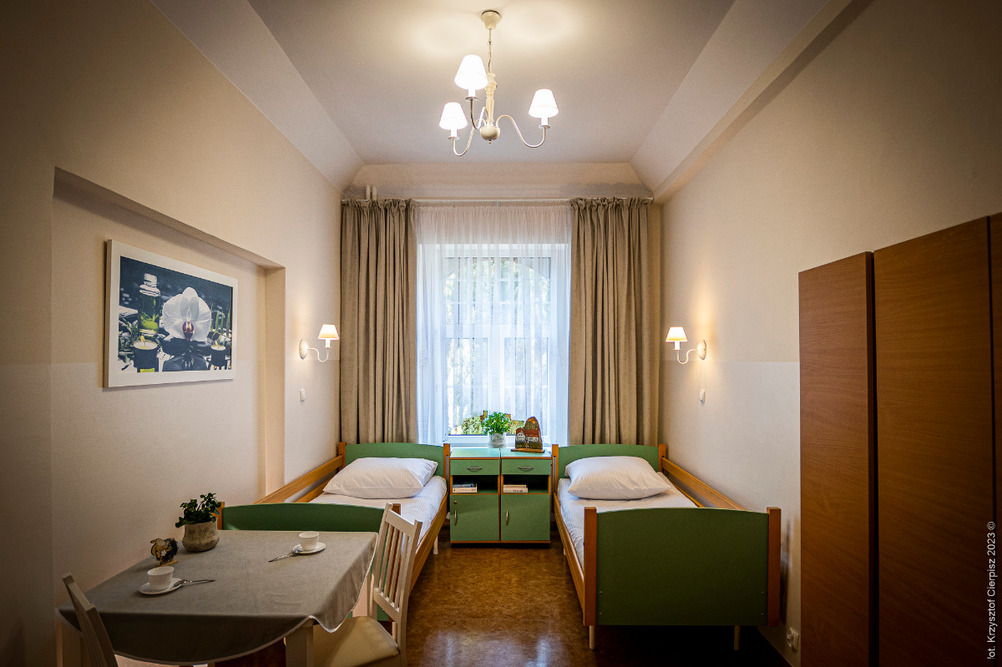 W pokojach mieszkalnych na terenie Domu Pomocy Społecznej w Wałczu są wygodne i funkcjonalne meble, a kolorystyka wnętrza jest ciepła i jasna