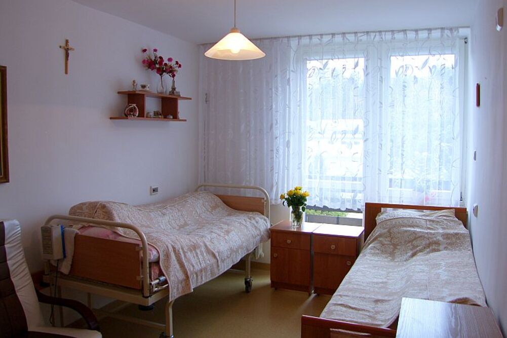 Jeden z pokoi mieszkalnych w Domu Pomocy Społecznej „Charytatywne Dzieło Miłości im. Ks. Ignacego Kłopotowskiego” w Loretto