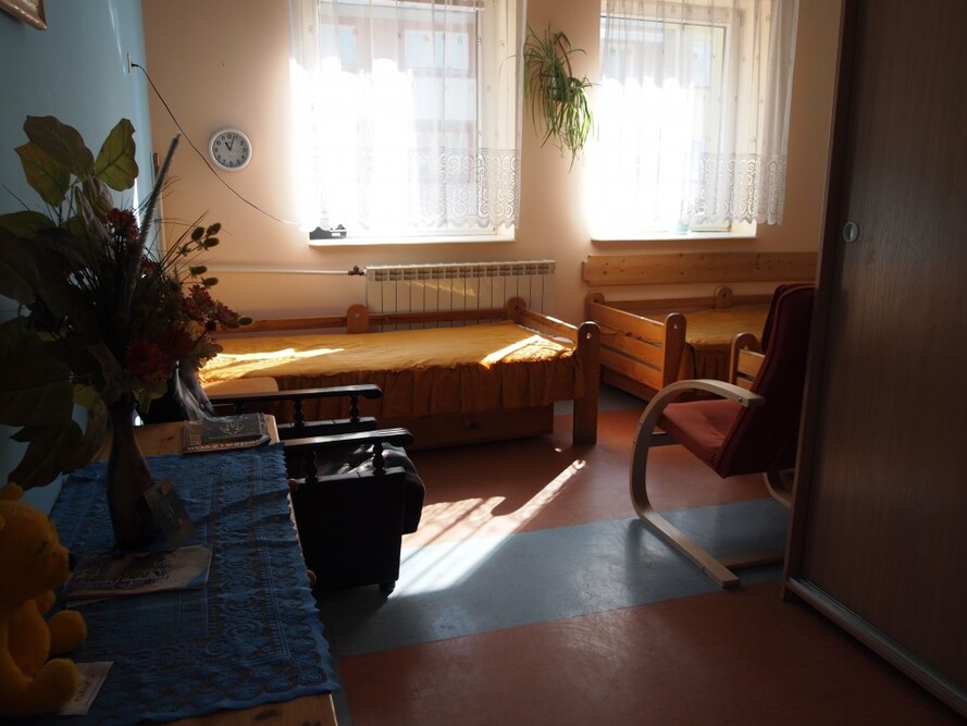 Mieszkańcy Domu Pomocy Społecznej „Przyjaznych Serc” w Płocku mają do dyspozycji między innymi pokoje 2-osobowe