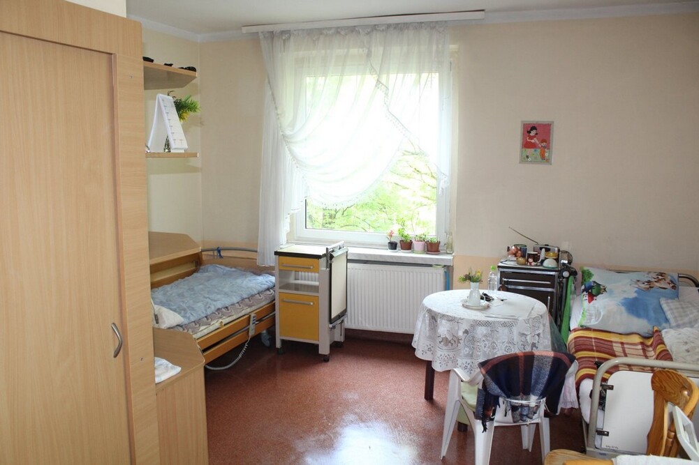 Pokoje w Domu Pomocy Społecznej Stowarzyszenia „Pomocna Dłoń” w Bytomiu wyposażone są w telewizory i radioodbiorniki