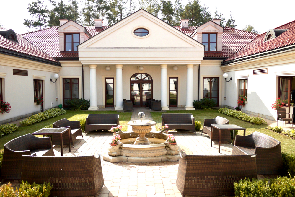 Patio przed budynkiem Domu Pomocy Społecznej „Dom Muzyka Seniora” w Kątach