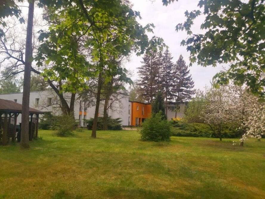 Dom Pomocy Społecznej „Pod Brzozami” w Warszawie znajduje się na Białołęce, jednak okolica jest cicha i spokojna