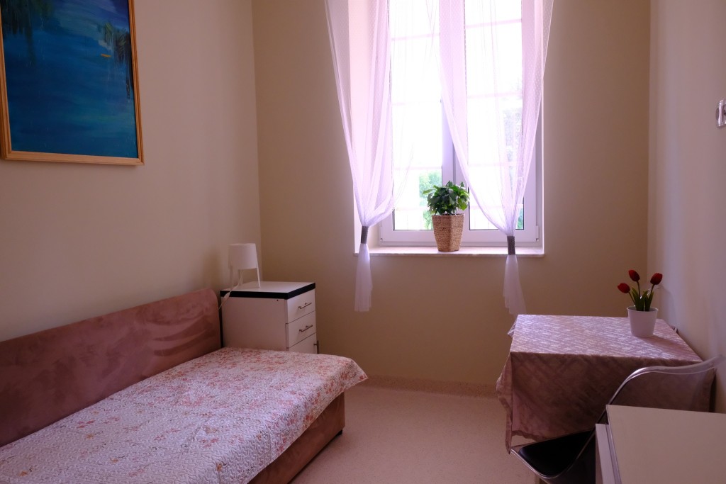 Wszystkie pokoje w Domu Pomocy Społecznej „Nad Jarem” w Nowym Miszewie wyposażone są w niezbędne sprzęty
