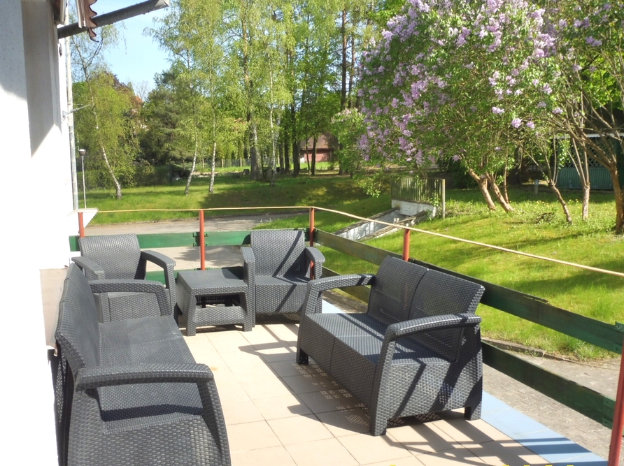 Mieszkańcy Domu Pomocy Społecznej w Chodzieży  mają do dyspozycji ogród i słoneczny taras z meblami wypoczynkowymi