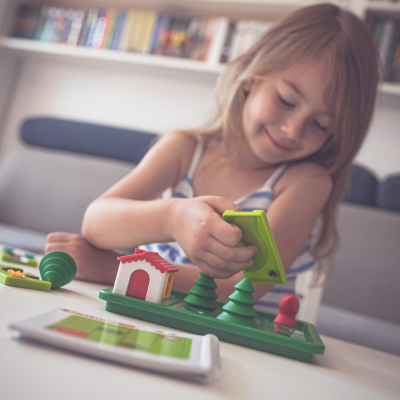 7-latka bawiąza się grą Smart Games Czerwony Kapturek