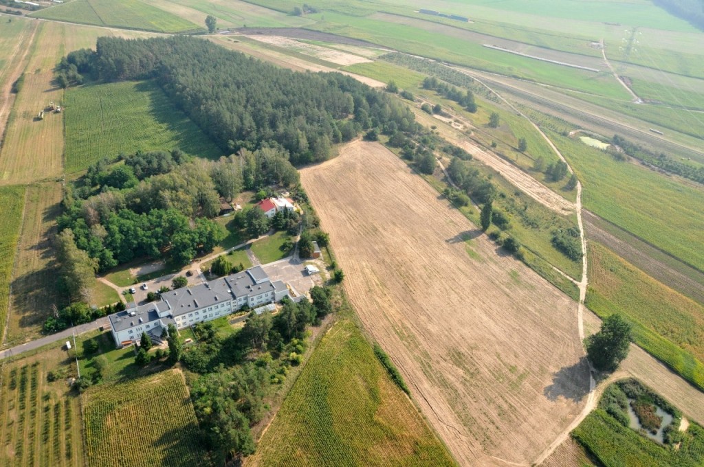 Dom Pomocy Społecznej w Rzadkowie i jego otoczenie z lotu ptaka